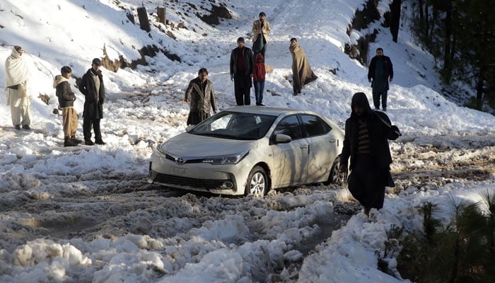 ملک کے بالائی علاقوں میں شدید برفباری کے باعث نظام زندگی متاثر