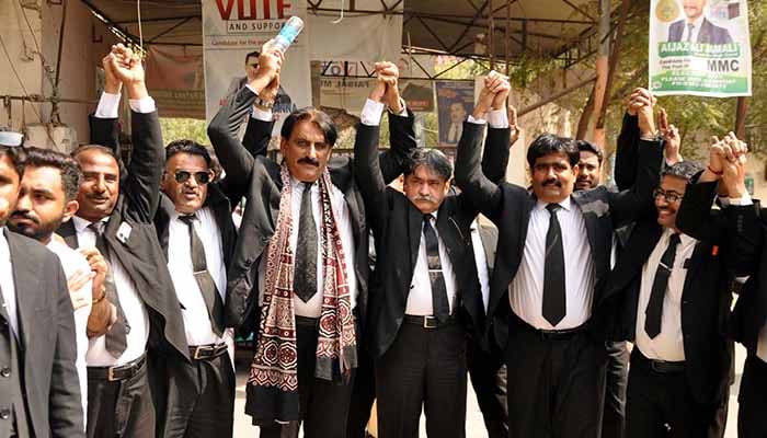 سندھ حکومت نے ایس ایس پی حیدرآبادکا تبادلہ کرکے وکلا کا تنازع ختم کردیا