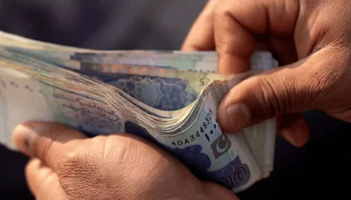 زکوٰۃ کی رقم ایک فرد کو دینا افضل ہے یا متعدد اشخاص میں تقسیم کرنا افضل ہے؟