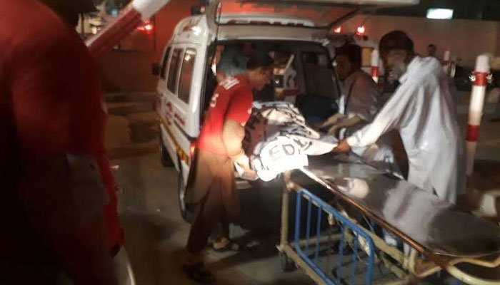 جامشورو: تھانہ بولاخان  کے قریب مسافروں سے  بھرا  ٹرک کھائی میں گر گیا، 16 افراد جاں بحق
