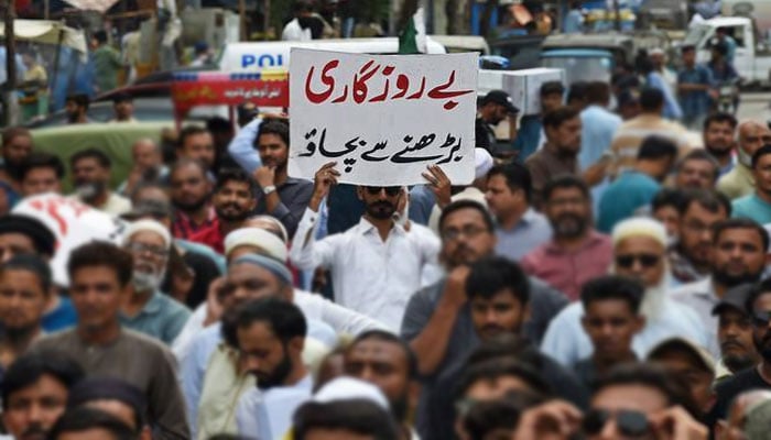 ملک میں شرح غربت 42.4 فیصد تک رہنے کا امکان، 1کروڑ افراد کے غذائی عدم تحفظ کا شکار ہونے کا خدشہ