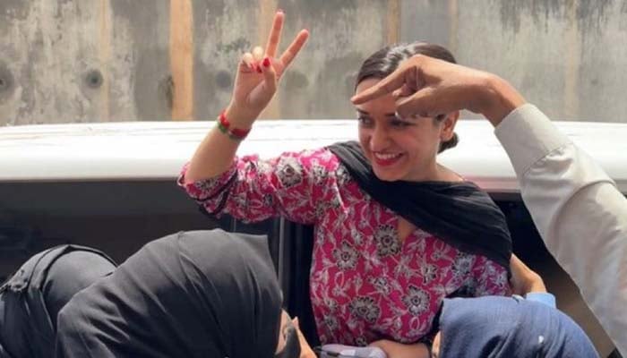 صنم جاوید اور انکے شوہر کو حراست میں لے لیا گیا