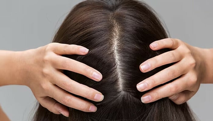 کون سی عادتیں بالوں کے جھڑنے اور ٹوٹنے کا سبب بنتی ہیں؟