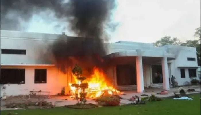 جناح  ہاؤس حملے میں غفلت برتنے پر فوج کے 3 اعلیٰ افسران کو بغیر پنشن و مراعات ریٹائر کیا گیا، اٹارنی جنرل