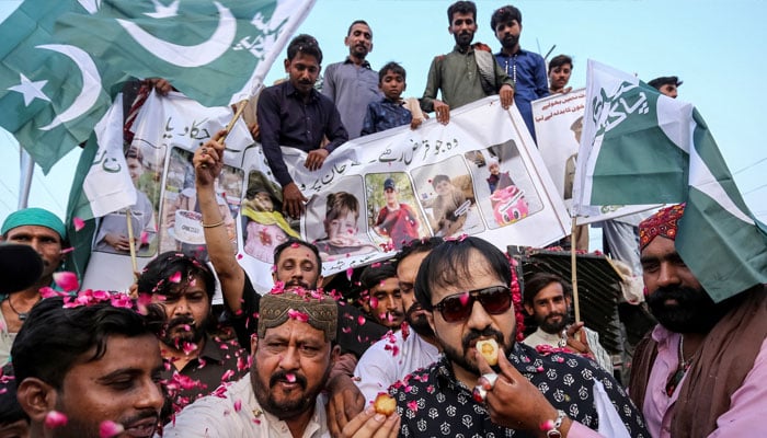 آپریشن بُنيان مرصوص کی کامیابی کے بعد ملک بھر میں شہری سڑکوں پر نکل آئے، مٹھائیاں تقسیم