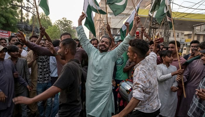 آپریشن بُنيان مرصوص کی کامیابی کے بعد ملک بھر میں شہری سڑکوں پر نکل آئے، مٹھائیاں تقسیم