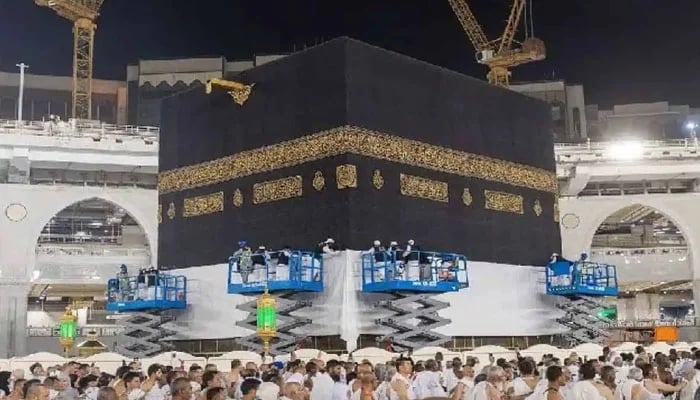 ایام حج کی آمد سے قبل غلاف کعبہ کو زمین سے 3 میٹر اونچا کردیاگیا