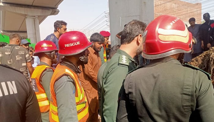 لاہور: جی ٹی روڈ پر ڈمپر کی کئی رکشوں اور موٹر سائیکلوں کو ٹکر، 5 افراد جاں بحق