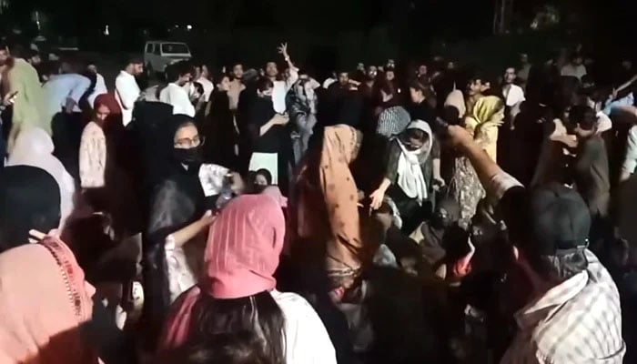 اچھا کھانا اور سہولیات نہ دینے پر سندھ یونیورسٹی گرلز ہاسٹل کے باہر طالبات کا احتجاج