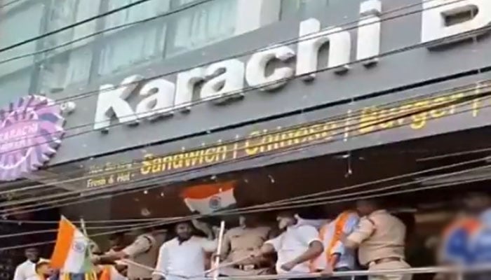 بھارت میں پاکستانی ناموں پر بنی دکانوں میں توڑ پھوڑ، پاکستان میں بھارتی ناموں کی دکانوں پر عوام کا رش