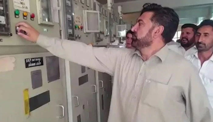 پشاور: رکن صوبائی اسمبلی فضل الہٰی کا  گرڈ اسٹیشنز پردھاوا، فیڈرز آن کرا دیے
