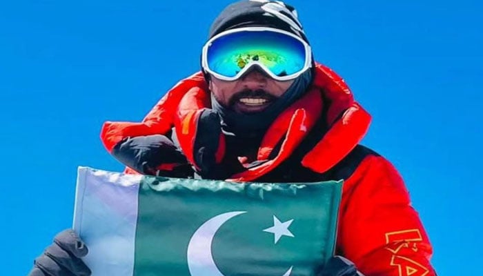پاکستانی کوہ پیما سرباز خان نے نئی تاریخ رقم کردی
