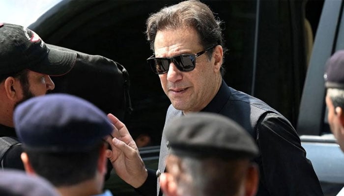 عمران خان اسٹیبلشمنٹ سے ملاقات کیلئے آمادہ ہیں، اہم پارٹی رہنما کا بیان، پی ٹی آئی میں غیر یقینی صورتحال