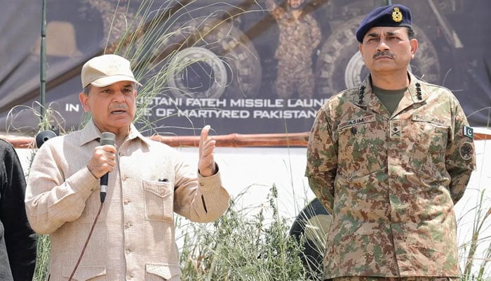 آرمی چیف نے قائدانہ صلاحیتوں سے دشمن کے ناپاک عزائم کو خاک میں ملایا: وزیراعظم کی مبارکباد