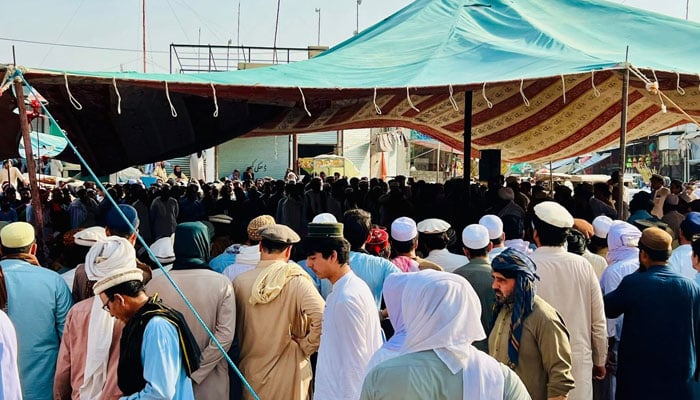 شمالی وزیرستان: بم حملے میں 4 بچوں کے جاں بحق ہونے پر ورثاکا میتیں رکھ کر دھرنا جاری