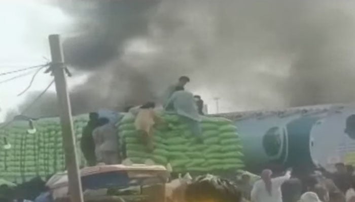 نوشہروفیروز میں کینال منصوبے کیخلاف احتجاج، مظاہرین نے صوبائی وزیرداخلہ کے گھر کو آگ لگا دی