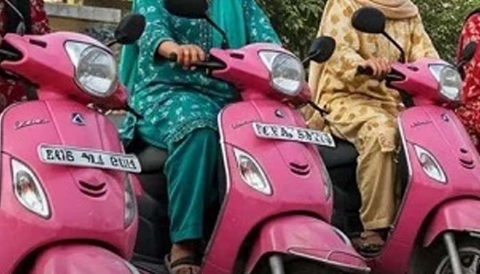 حکومت سندھ کا خواتین کوای وی اسکوٹیز دینےکیلئے اگلے ماہ قرعہ اندازی کا فیصلہ