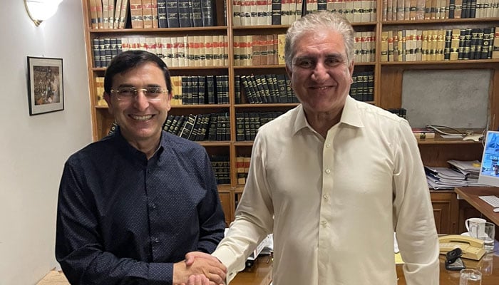بیرسٹر گوہر کی شاہ محمود سے لاہور کے اسپتال میں ملاقات، سیاسی امور پر تبادلہ خیال