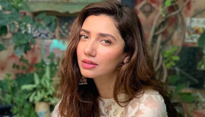 بھارت میں فلم کے پوسٹرز سے ہٹانے پر ماہرہ خان کا ردعمل سامنے آگیا