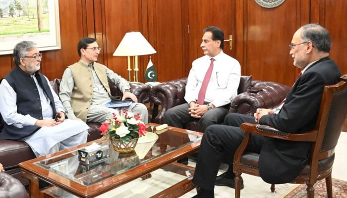 حکومت کیساتھ مذاکرات دوبارہ شروع کرنے کیلئے چیئرمین پی ٹی آئی اور بیرسٹر سیف متحرک