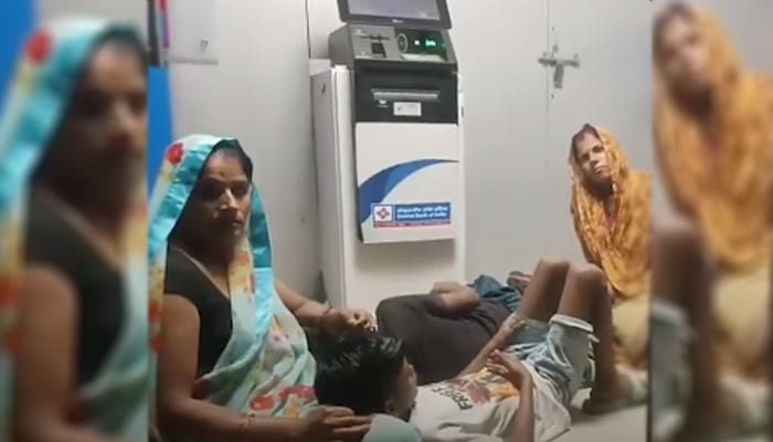 ویڈیو: بھارت میں گرمی اور بجلی کے ستائے خاندان نے اے ٹی ایم بوتھ میں ڈیرے ڈال لیے