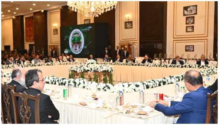 فیلڈ مارشل عاصم منیر کی جانب سے صدر اور وزیراعظم سمیت سیاسی قیادت کو عشائیہ دیا گیا