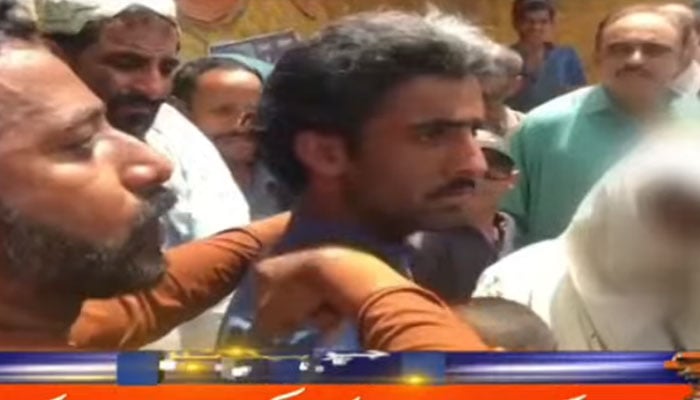 سکھر: شہری نے اغوا کے 3 سال بعد خریداری کیلئے موبائل مارکیٹ آئے کچے کے ڈاکو کو پکڑوا دیا