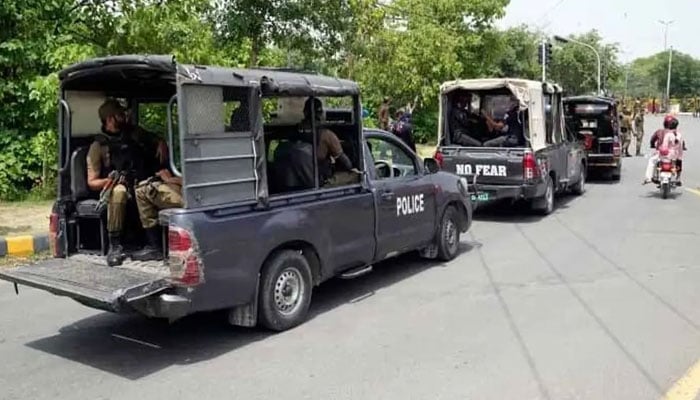 لاہور پولیس ٹریفک قوانین کی خلاف ورزیوں میں تمام سرکاری محکموں سے نمبر لے گئی