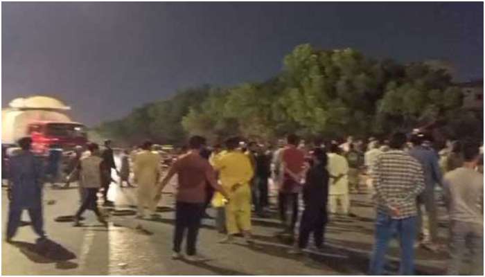 کراچی میں پانی اور بجلی کی بندش کیخلاف مختلف علاقوں میں شہریوں کا احتجاج