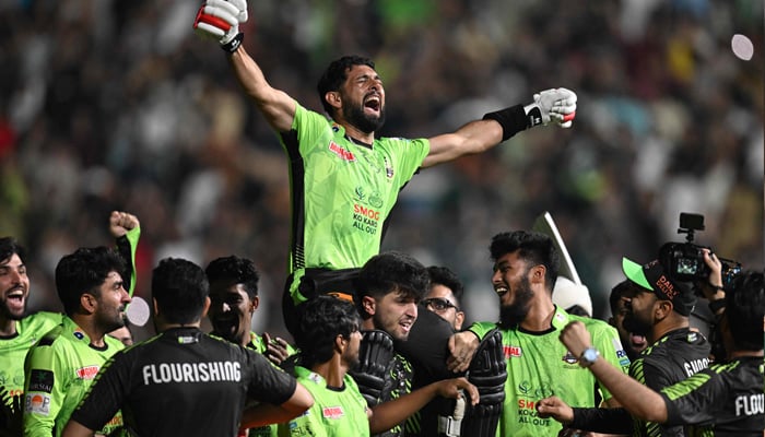 برمنگھم میں ڈنر،دبئی میں ناشتہ،ابوظبی میں لنچ،لاہور میں وننگ شاٹ: سکندر نے قلندرز کو ٹرافی جتوادی