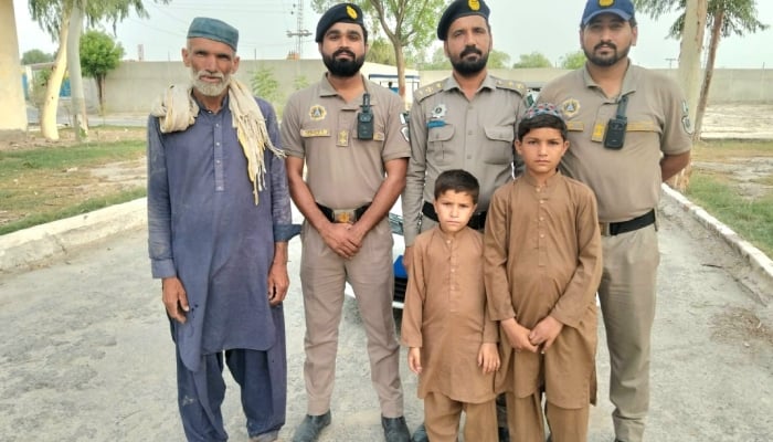 موٹر وے پولیس نے 2 کمسن گمشدہ بھائیوں کو والدین کے حوالے کردیا