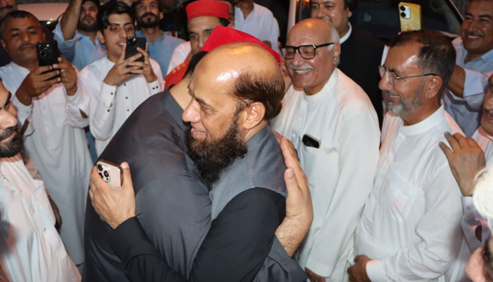 سینیٹ کمیٹی میں نوک جھونک، ایمل ولی نے پشتون روایات کے تحت چیئرمین پی ٹی اے کا جرگہ قبول کر لیا