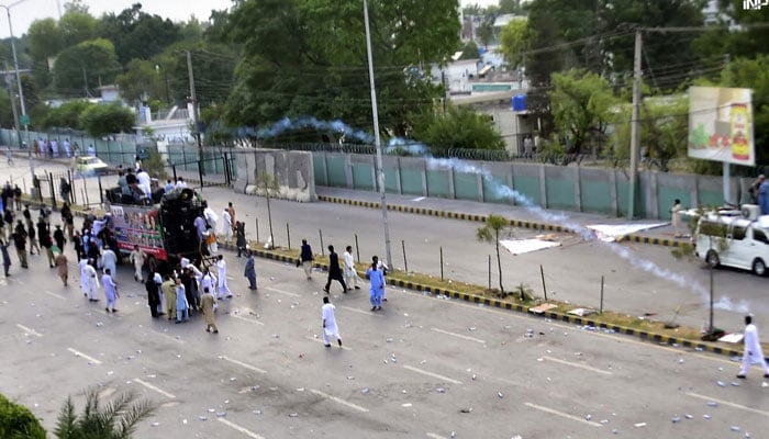 پشاور: پی پی کا کےپی حکومت کی مبینہ کرپشن کیخلاف احتجاج، پولیس اور مظاہرین میں تصادم