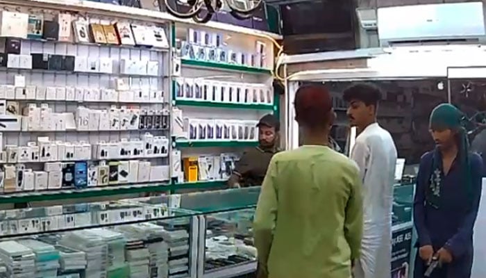 کراچی : ڈیفنس کی موبائل شاپ پر ڈکیتی، 4 ملزمان  لاکھوں مالیت کے فونز  لے گئے