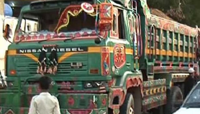 کراچی: ڈیفنس موڑ کے قریب تیز رفتار ڈمپر بنگلے میں گھس گیا