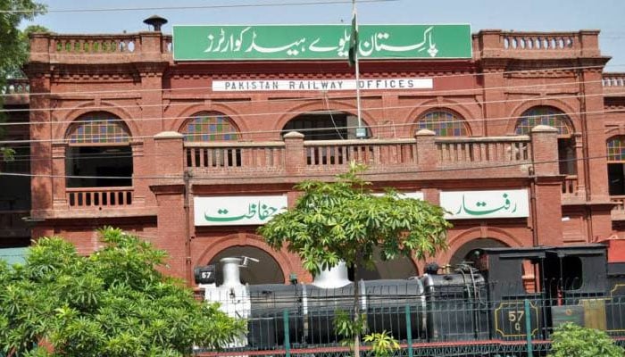 وزارت ریلوے نے ریکارڈ 17 ہزار سے زائد اسامیاں ختم کر دیں