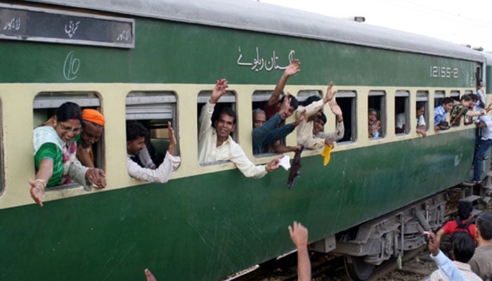 پاکستان ریلویز نے 11 ماہ میں 83 ارب کی ریکارڈ آمدنی حاصل کرلی