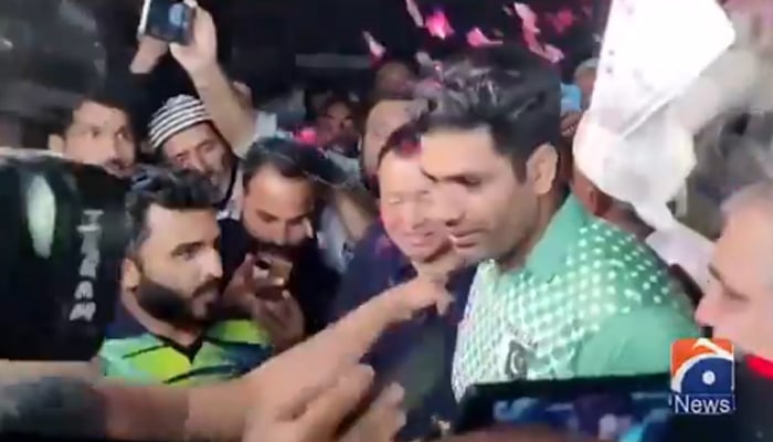 ایشین ایتھلیٹکس چیمپئن شپ میں گولڈ میڈل جیتنے والے ارشدندیم کا وطن پہنچنے پر شاندار استقبال
