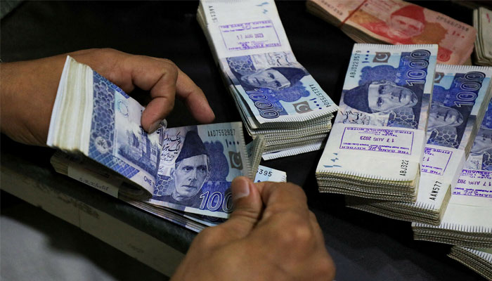 تنخوا ہ داروں کو ریلیف کیلئے بچت اسکیموں اور بینک ڈپازٹ پر ٹیکس میں 2 فیصد اضافے پر غور
