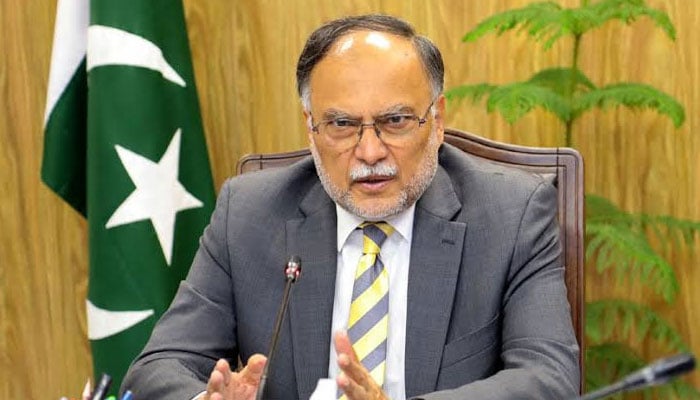 ترقیاتی بجٹ کی رقم رواں سال کے مقابلے میں 100 ارب روپے کم ہے: احسن اقبال