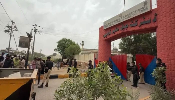 ملیر جیل سے قیدیوں کا فرار، آئی جی جیل خانہ جات کو فوری طور عہدے سے ہٹا دیا گیا