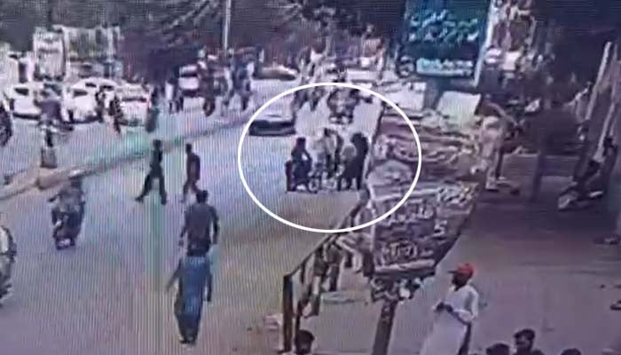 کراچی: صدر موبائل مارکیٹ میں ڈاکو تاجر سے 58 لاکھ روپے لوٹ کر فرار