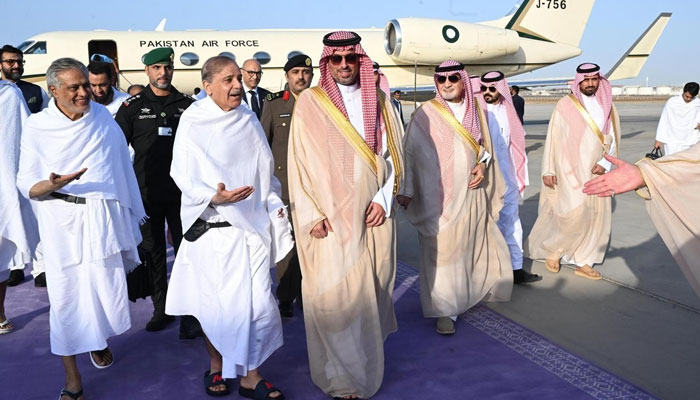 وزیراعظم اعلیٰ سطح وفد کے ہمراہ 2 روزہ دورے پر سعودی عرب پہنچ گئے