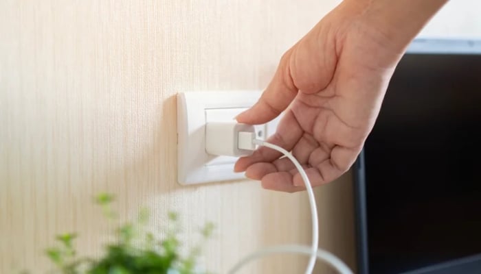 کیا سوئچ میں لگے رہنے والے فون چارجر بجلی کے بل میں اضافہ کرتے ہیں؟