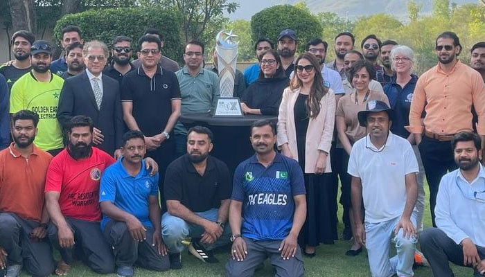 عاطف رانا کا پی ایس ایل کی ٹرافی کے ساتھ امریکی سفارتخانےکا دورہ