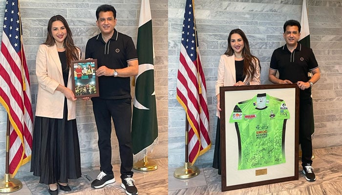 عاطف رانا کا پی ایس ایل کی ٹرافی کے ساتھ امریکی سفارتخانےکا دورہ