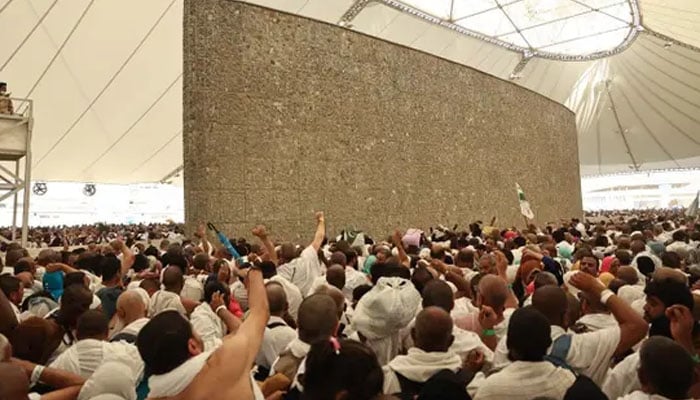 حجاج کرام آج بڑے شیطان کی رمی کر رہے ہیں