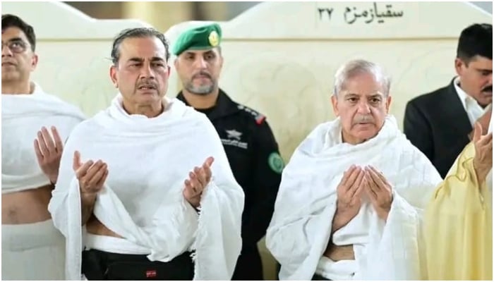 وزیراعظم اور فیلڈ مارشل نے عمرے کی سعادت حاصل کرلی، خصوصی طور پر خانہ کعبہ کا دروازہ کھولا گیا