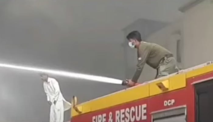 کراچی: فیکٹری میں لگی آگ پر قابو نہیں پایا جاسکا، عمارت کا کچھ حصہ گرنے سے 5 فائر فائٹر زخمی