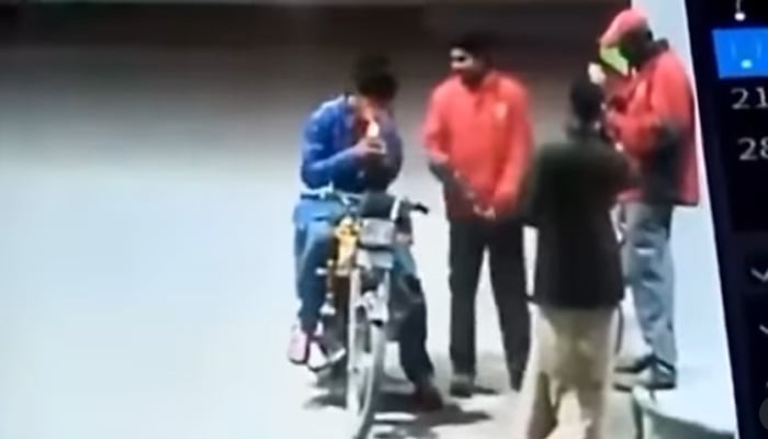 ویڈیو: پیٹرول پمپ پر آئے شخص کو سگریٹ پینا مہنگا پڑ گیا